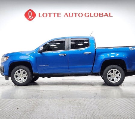 Голубой Chevrolet Colorado 2022 год