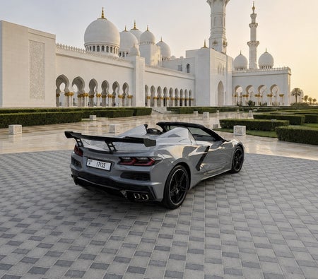 Серый Chevrolet Corvette C8 Stingray Convertible 2024 год Серый Chevrolet Corvette C8 Stingray Convertible 2024 год