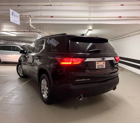 Черный Chevrolet Traverse 2021 год