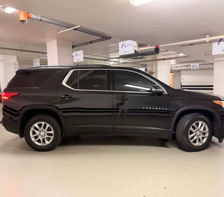 Черный Chevrolet Traverse 2021 год
