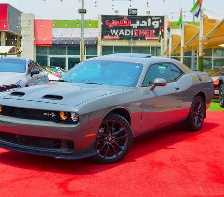 Серый Dodge Challenger SXT Plus 2023 год Серый Dodge Challenger SXT Plus 2023 год
