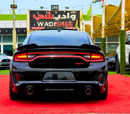 Черный Dodge Charger SRT8 Hellcat 2022 год Черный Dodge Charger SRT8 Hellcat 2022 год