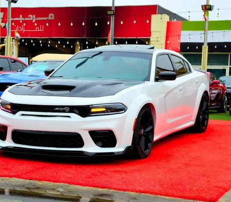 Белый Dodge Charger Scat Pack 2021 год Белый Dodge Charger Scat Pack 2021 год