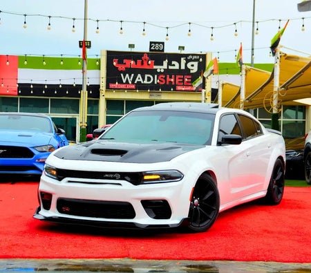 Белый Dodge Charger Scat Pack 2021 год Белый Dodge Charger Scat Pack 2021 год