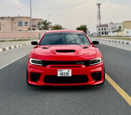 红色的 Dodge 充电器V6 2022