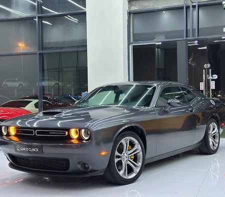 Серый Dodge Challenger R/T 2022 год