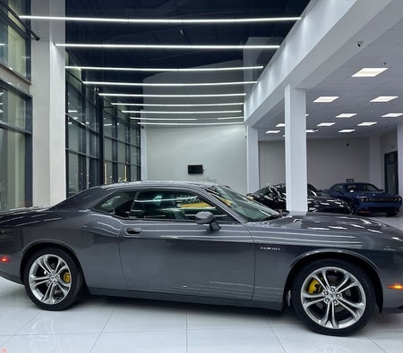 Серый Dodge Challenger R/T 2022 год