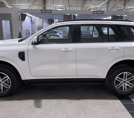 White Ford Everest XLS 2024