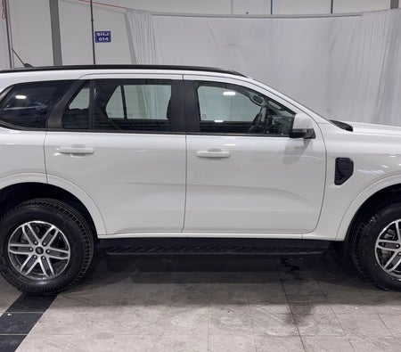 White Ford Everest XLS 2024