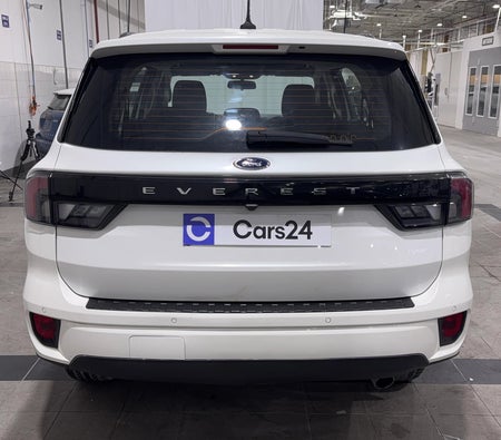 White Ford Everest XLS 2024