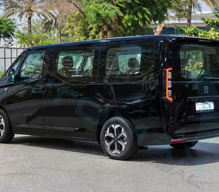 黑色的 Farizon SV Passenger L1H1 2026
