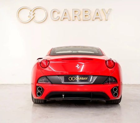 Красный Ferrari California Standard 2011