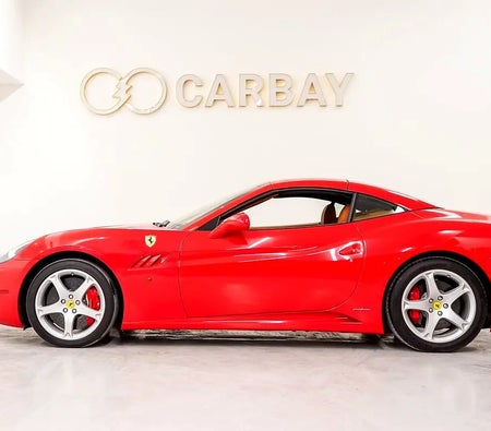 Красный Ferrari California Standard 2011