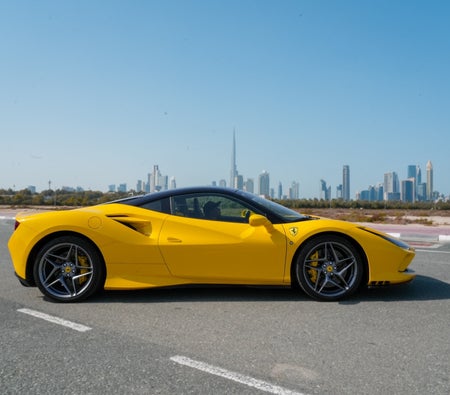 Gelb Ferrari F8 Tributo 2022