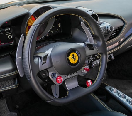 Gelb Ferrari F8 Tributo 2022