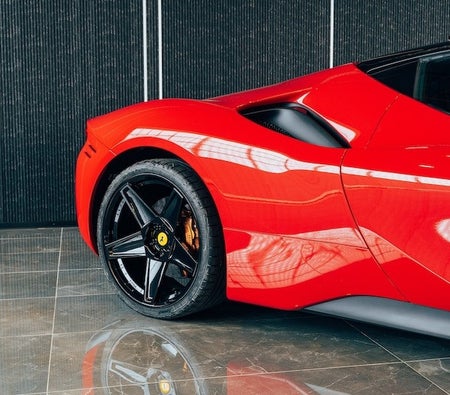 Красный Ferrari SF90 Stradale 2021 год