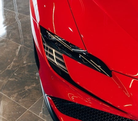 Красный Ferrari SF90 Stradale 2021 год