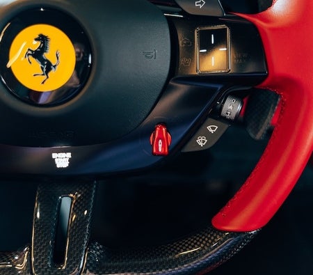 Красный Ferrari SF90 Stradale 2021 год