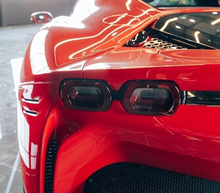 Красный Ferrari SF90 Stradale 2021 год
