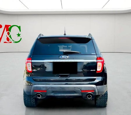 Black Ford Explorer XLT 2012