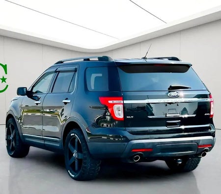 Black Ford Explorer XLT 2012