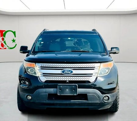 Black Ford Explorer XLT 2012