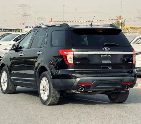 Black Ford Explorer XLT 2014