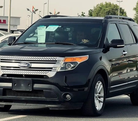 Black Ford Explorer XLT 2014
