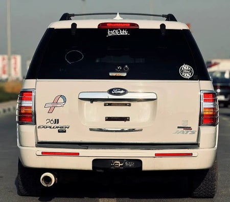 White Ford Explorer XLT 2010