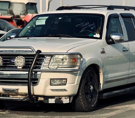 White Ford Explorer XLT 2010