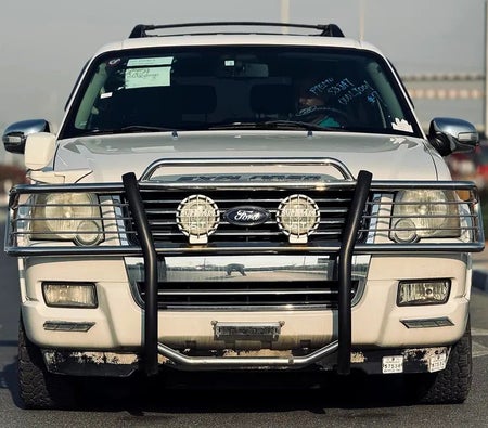 White Ford Explorer XLT 2010