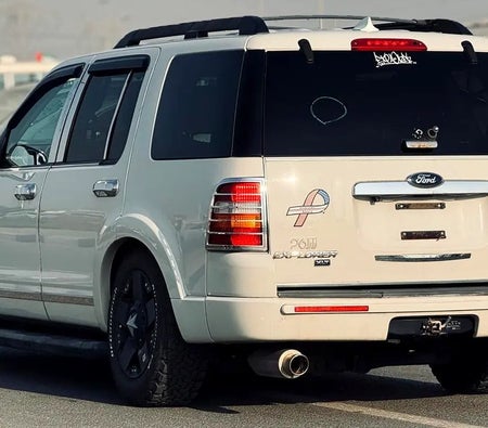 White Ford Explorer XLT 2010