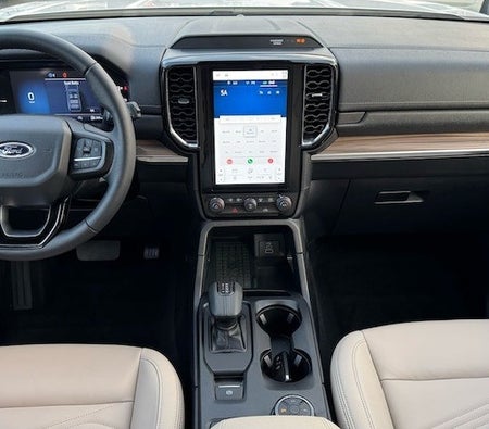 White Ford Everest XLT 2024