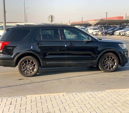 Black Ford Explorer XLT 2017