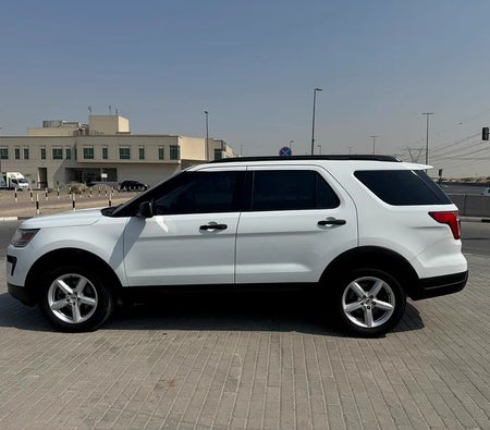 White Ford Explorer XLT 2018