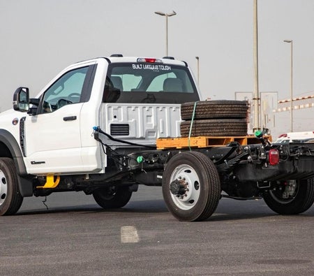 White Ford F 550 2024