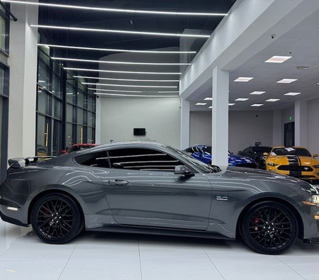 Серый Ford Mustang Fastback 2022 год