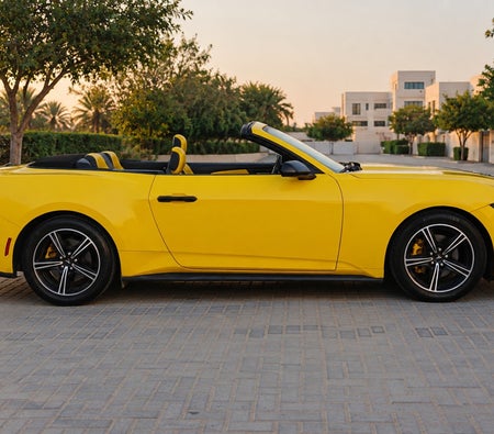 Giallo Ford Mustang 2024