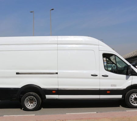 Белый Ford Transit 2022 год