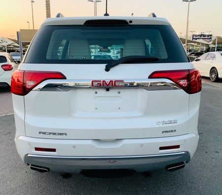 Белый GMC Acadia 2019 год