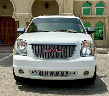 White GMC Yukon Denali 2009