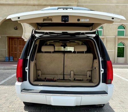White GMC Yukon Denali 2009