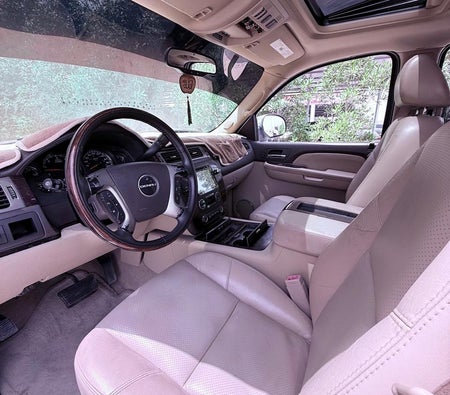 White GMC Yukon Denali 2009