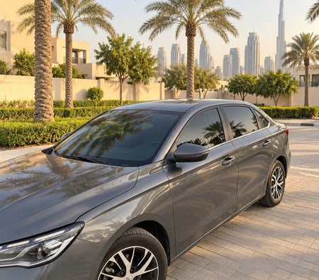 Donkergrijs Geely Emgrand 2024