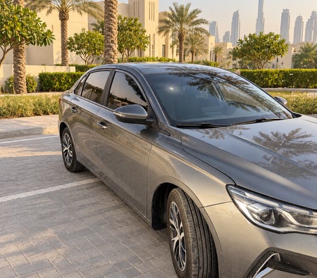 Donkergrijs Geely Emgrand 2024