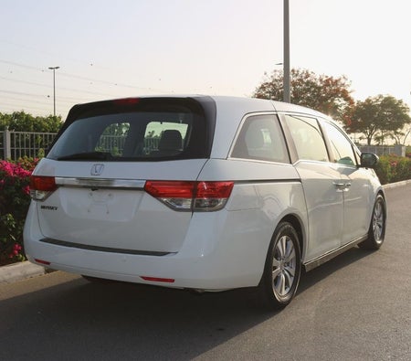 White Honda Odyssey 2014