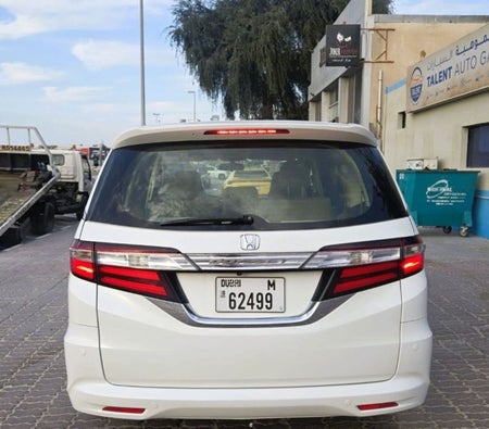White Honda Odyssey 2015