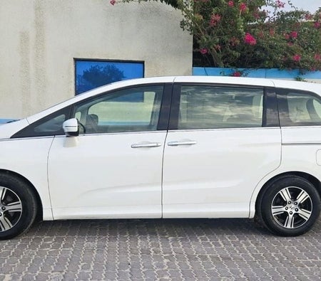 White Honda Odyssey 2015