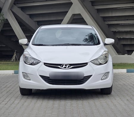 White Hyundai Elantra SE 2014