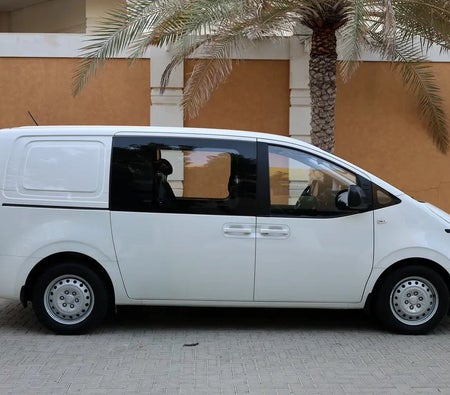 Белый Hyundai Staria 2023 год Белый Hyundai Staria 2023 год